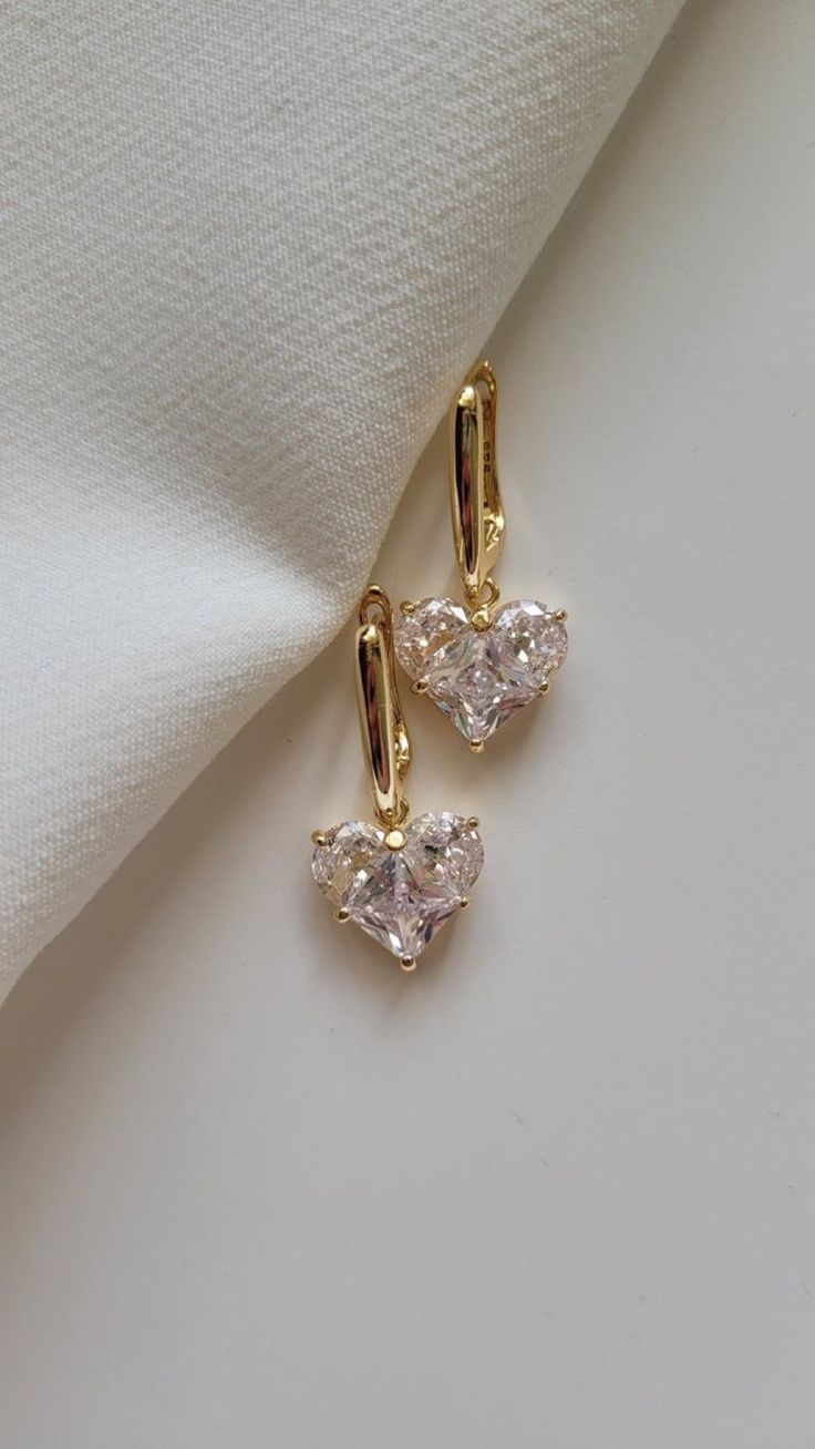 Brinco argola com coração de zircônia banhado a ouro
