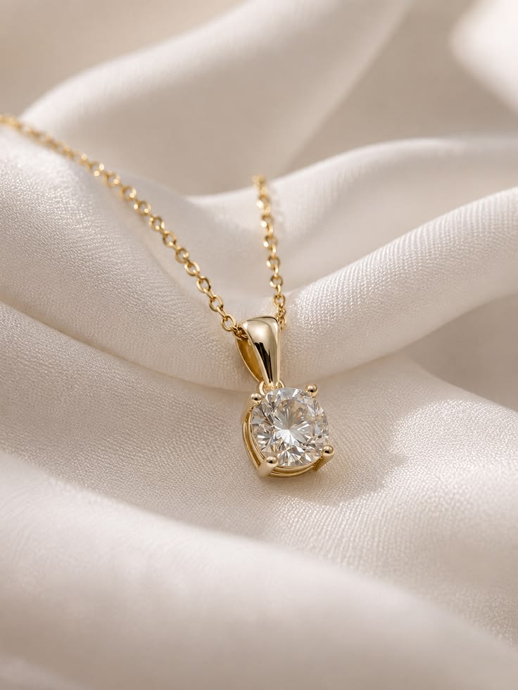 Colar dourado com pingente de zircônia solitária